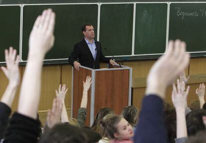 El presidente ruso, Dmitri Medv&eacute;dev, responde a las preguntas de los estudiantes en la Universidad Estatal de Mosc&uacute;. 