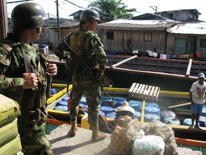 Fuerzas especiales de la marina colombiana vigilan una embarcación que transportaba gasolina para los laboratorios de cocaína de Buenaventura, Colombia, en una foto de archivo.