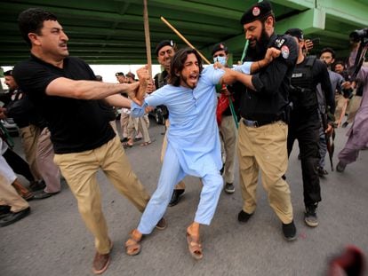 La policía detiene en Peshawar a un simpatizante del exprimer ministro de Pakistán, cuya detención este sábado ha provocado protestas en varias ciudades de Pakistán.