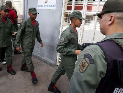 Un grupo de militares en un centro de votación el pasado domingo en Caracas.
