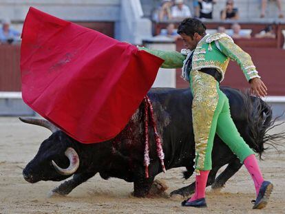 El diestro Ricardo Torres da un pase a uno de sus astados en la primera corrida de toros del mes de agosto en Las Ventas.