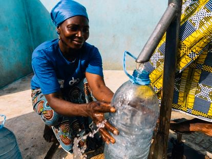 Mujeres extraen agua de una fuente segura en Chiépo, Costa de Marfil.