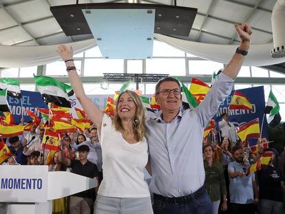 El candidato del PP a la presidencia del Gobierno, Alberto Núñez Feijóo, acompañado por la presidenta de los populares en Extremadura, María Guardiola, durante el acto electoral que han celebrado hoy viernes en Badajoz.