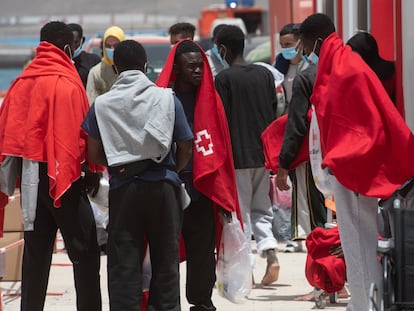 Llegada al Gran Tarajal (Fuerteventura) de los 53 migrantes rescatados a 40 millas de la costa este domingo.