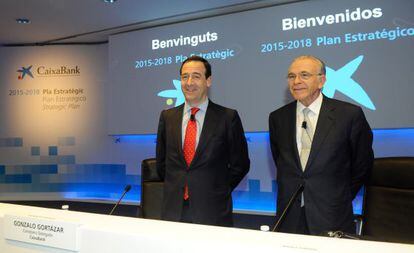 El consejero delegado de Caixabank, Gonzalo Gort&aacute;zar, y su presidente, Isidro Fain&eacute;, en la presentaci&oacute;n del plan estrat&eacute;gico de la entidad para 2015-2018.