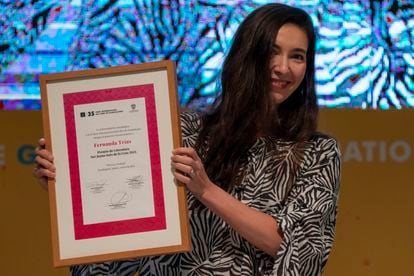 Fernanda Trías recibe el premio Sor Juana Inés de la Cruz 2021, en la Feria Internacional del Libro de Guadalajara.