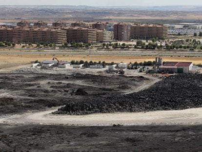 Trabajos de limpieza del cementerio de ruedas de Sese&ntilde;a.