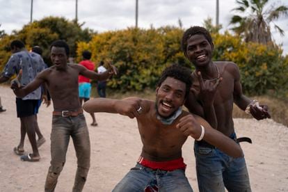 Sub-Saharan migrants celebrate their arrival in Melilla, after having jumped the fence, this Friday.