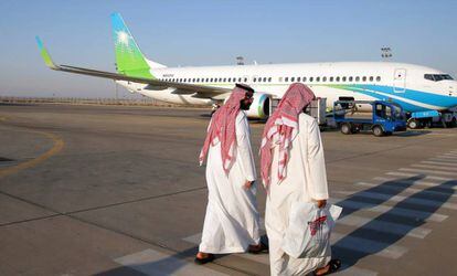Dos empleados de Aramco toman un vuelo en Arabia Saud&iacute;.