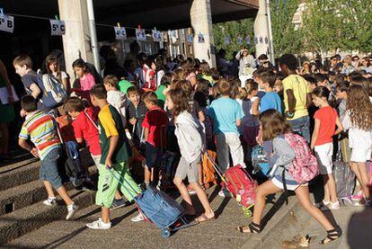Alumnos de un colegio de Logroño, a su llegada ayer al centro en el inicio del curso escolar.