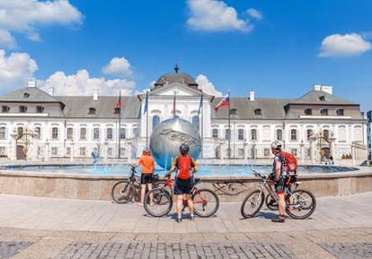 Un grupo de ciclistas frente al palacio presidencial de Bratislava, la capital de Eslovaquia. 