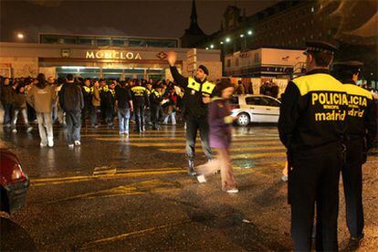 La policía vigila la zona de Moncloa, anoche en Madrid.