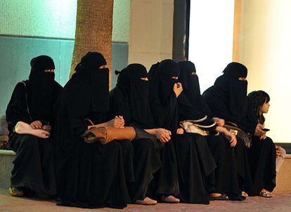Mujeres saud&iacute;es esperan a sus ch&oacute;feres en un centro comercial.