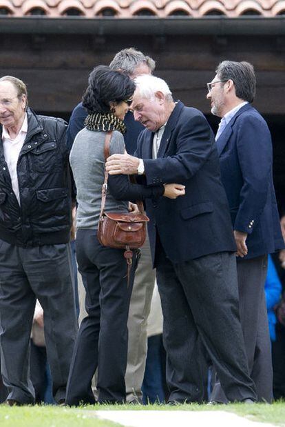 Paloma Botín y Ramón Sota se saludan ayer en Pedreña.