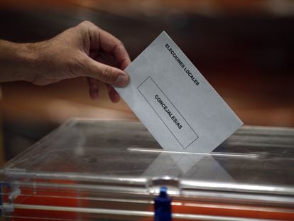 Una persona depositaba un voto en una urna, en una imagen de archivo.