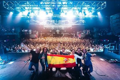 Foto del Instagram del grupo en la que posan con la bandera de España al final de un concierto en Barcelona en septiembre de 2018.