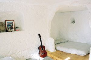 Una de las estancias de Acusa Seca Cave House, en Gran Canaria.
