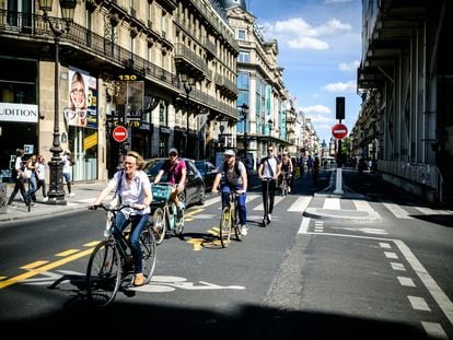 Varios parisinos recorren la Rue de Rivoli en bicicleta el pasado 21 de mayo de 2020, unos días después del fin del confinamiento total en Francia por la covid-19.