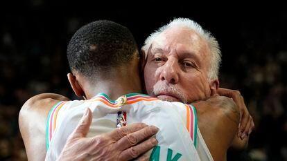 Gregg Popovich se abraza con Dejounte Murray para celebrar su récord de victorias en la NBA.