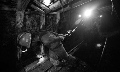 Trabajadores en el interior de una mina en Coahuila.
