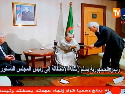 El presidente Abdelaziz Buteflika entrega la carta de su dimisión al presidente del Consejo Constitucional, Tayeb Belaiz, en una imagen tomada del canal Ennahar el 2 de abril. A su derecha, el presidente del Senado. En vídeo, las protestas de este viernes.