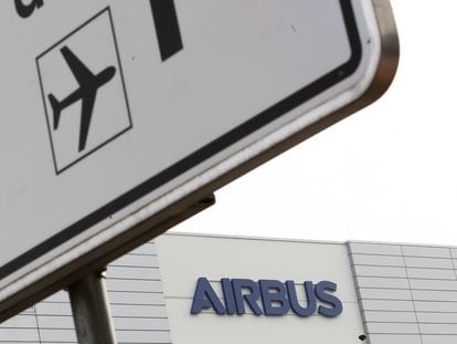 Logo de la compañía Airbus en la fachada de una de sus sedes.