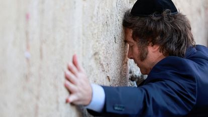 Milei, en su visita al muro de los lamentos en Jerusalén.