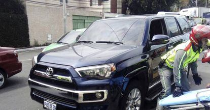 El coche en el que viajaba Jos&eacute; Arturo Sierra, este viernes en la zona 11 de la Ciudad de Guatemala.