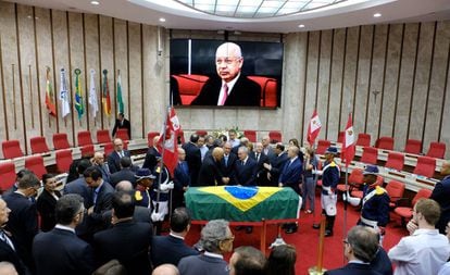 El presidente de Brasil, Michel Temer, asiste el sábado al sepelio del juez de la Corte Suprema de Brasil, Teori Zavascki, en Porto Alegre.