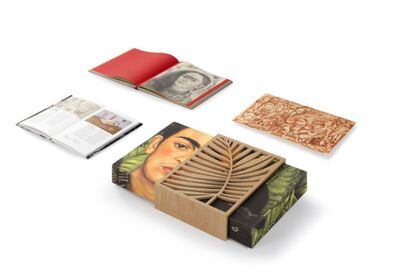 La editorial Artika lanza 'Los sueños de Frida Kahlo', un libro joya que descubre el lado más íntimo de la artista a través de sus dibujos. Se trata de creaciones que en muchos casos han permanecido en el anonimato, ya que no fueron concebidas para mostrarse al público, y en las que exterioriza su mundo sin tapujos. Tan solo se han conservado unas decenas de dibujos de la artista, ya que gran parte de los originales en papel desaparecieron tras su muerte, en 1954. Otros se dispersaron en legados y sucesivas ventas, hasta quedar en colecciones particulares, no siempre accesibles, y algunos museos. Tras una meticulosa labor de investigación y de localización alrededor del mundo, esta edición aúna estudios inéditos y la selección de dibujos que vertebran la producción de la pintora mexicana a lo largo de su vida. El libro saldrá a la venta por 5.100 euros en una edición limitada a 2.998 ejemplares.