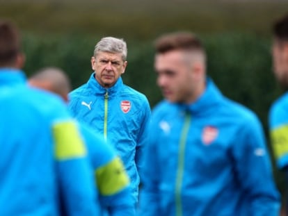 Wenger, durante un entrenamiento del Arsenal.