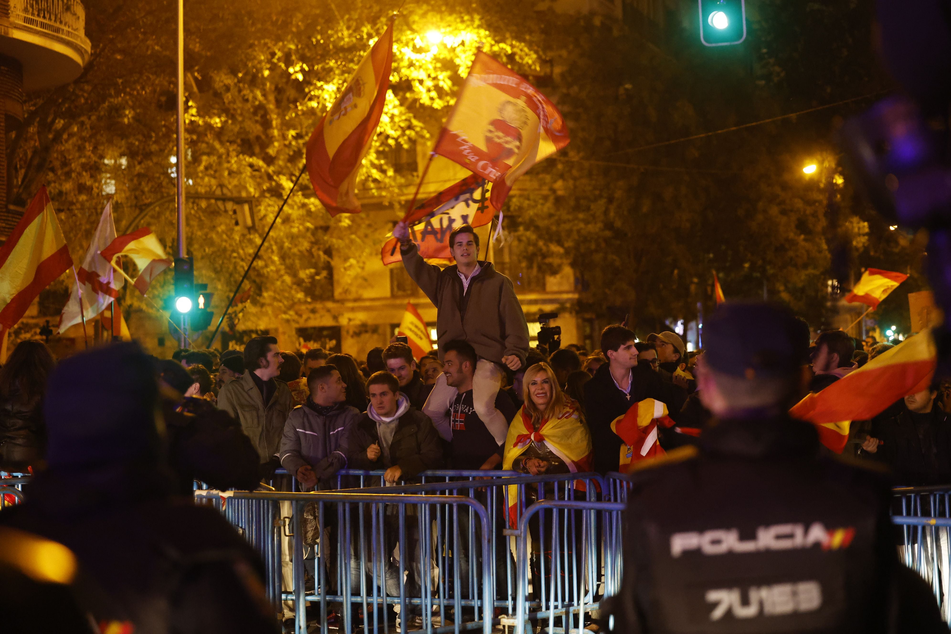 Manifestantes contra la amnistía frente a la sede del PSOE en Ferraz