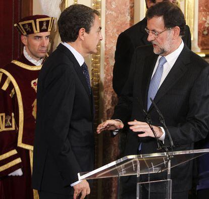 José Luis Rodríguez Zapatero conversa con Mariano Rajoy durante la recepción en el Congreso.