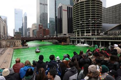 Un grupo de asistentes observa cómo el río Chicago es teñido de verde con ocasión del Día de San Patricio.