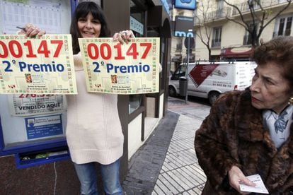 En 2010, el número 79.250 se llevó el 'Gordo' del Sorteo de Navidad con 3 millones a la serie y 300.000 euros al décimo. Gran parte del premio ha recaído en la provincia de Barcelona, en una administración de Cerdayola del Vallés y en otras dos de la capital catalana. En la foto, la dueña de la administración de la calle de Conde de Peñalver vendió el número 147, el segundo premio de la lotería de Navidad de 2010. 