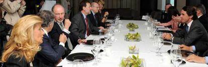 Aznar y los miembros de su primer Gobierno, durante la comida celebrada hoy en Madrid