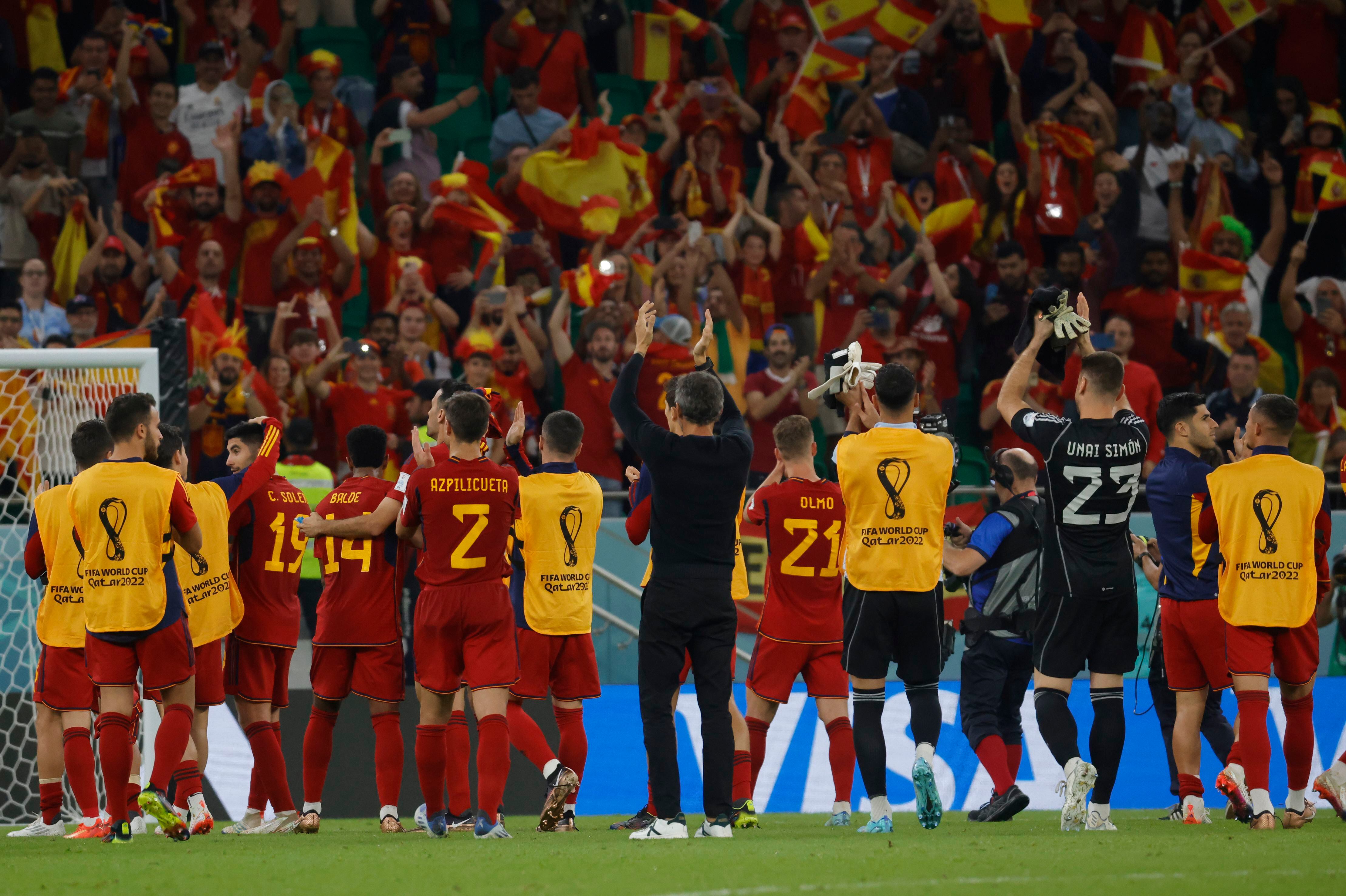 Los jugadores de España saludan a la afición tras la goleada frente a Costa Rica