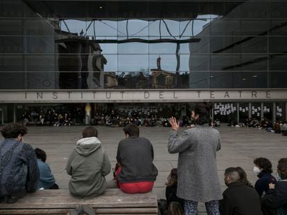 Un momento de una asamblea de los estudiantes del Institut del Teatre de Barcelona en 2021 sobre los presuntos abusos sexuales / Massimiliano Minocri