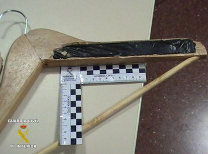 Una de las perchas halladas por la Guardia Civil en el equipaje de un viajero en el aeropuerto del Prat.