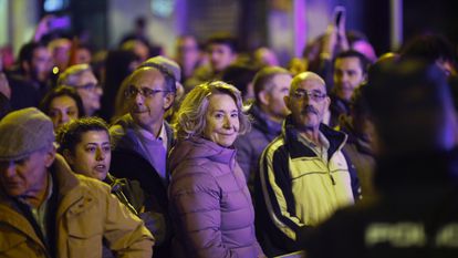 La expresidenta de la Comunidad de Madrid Esperanza Aguirre se suma a cientos de ciudadanos, convocados a través de las redes sociales, que protestan contra la ley de amnistía y el Gobierno de Pedro Sánchez, el pasado sábado cerca de la sede del PSOE de la calle Ferraz, en Madrid.