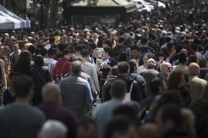 La Rambla per Sant Jordi, plena de gent.