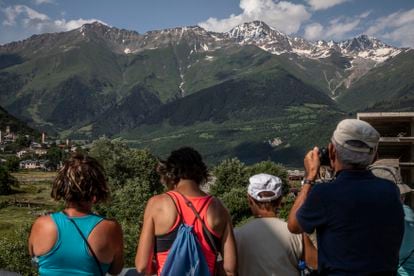 Un grupo de excursionistas contempla las montañas que rodean Mestia (Georgia), con el glaciar Chalaadi o el monte Ushba, de 4.700 metros de altitud, al fondo. 