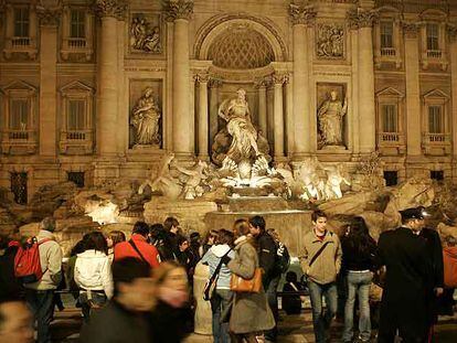 Estampa habitual de la Fontana di Trevi, en Roma, atestada de turistas.