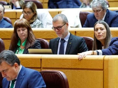 De izquierda a derecha, Marta Madrenas, Josep Maria Cruset y Miriam Nogueras, diputados de Junts, este martes en el pleno del Congreso celebrado en el Senado.