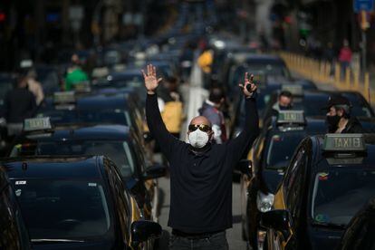 Protesta de taxistas en Barcelona por la vuelta de Uber en la capital catalana el 18 de marzo de 2021. 
