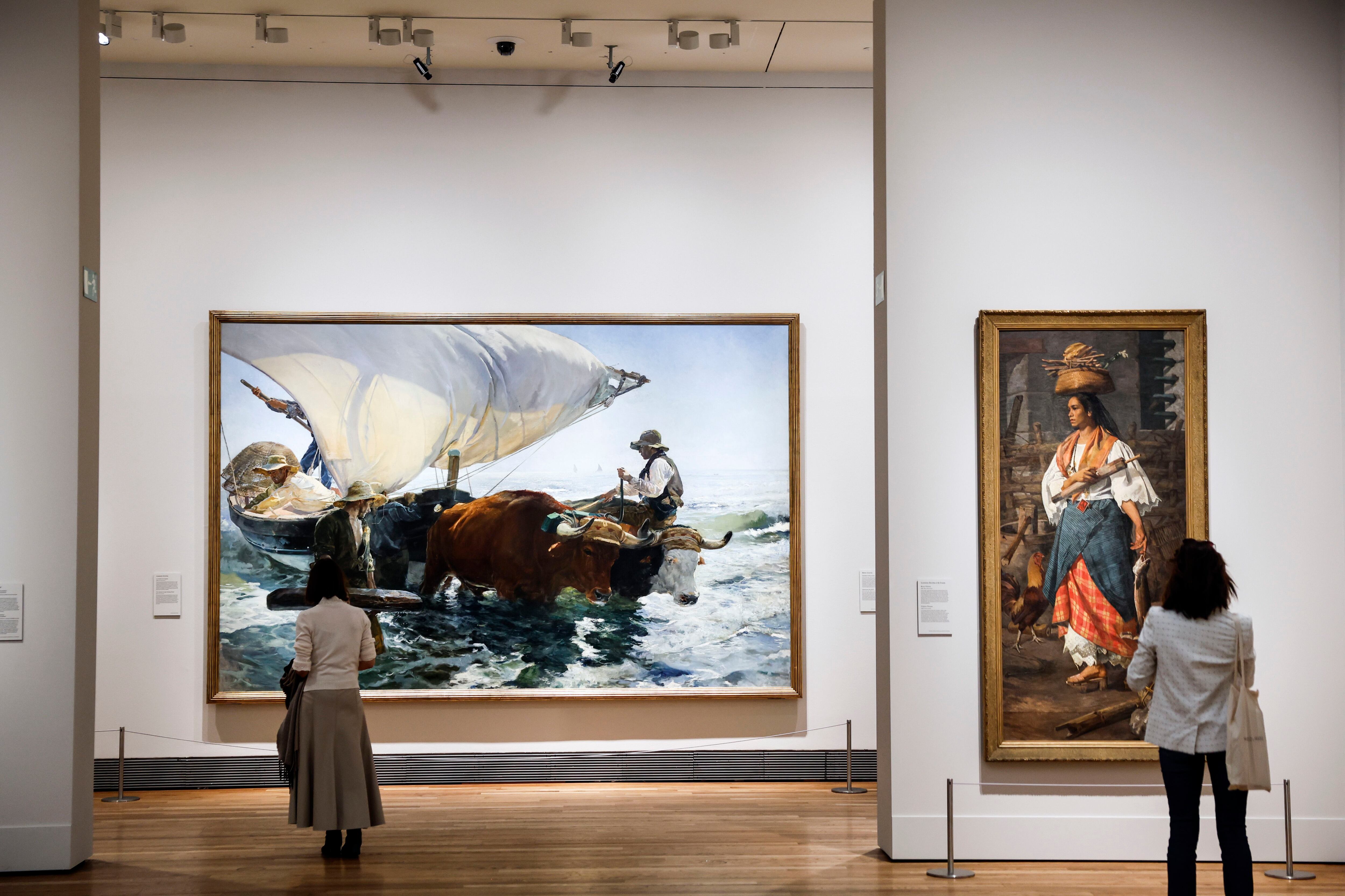 A la izquierda, 'La vuelta de la pesca', de Joaquín Sorolla. Y a la derecha, 'Mujer filipina', de Lorenzo Rocha y de Icaza.