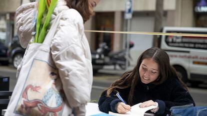 Anna Pacheco firma en la parada de la librería Crisi.