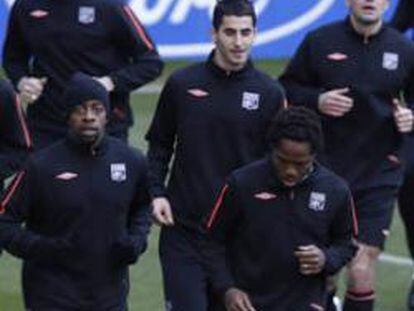 Jugadores del Lyon entrenan en el Santiago Bernabeu antes del juego contra el Real Madrid.