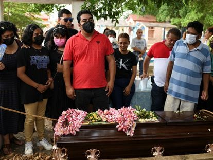 Familiares y amigos en el funeral de la periodista Sheila García, el 11 de mayo en el cementerio municipal de Minatitlán, Veracruz.