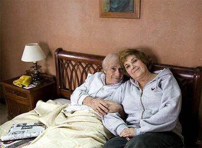 Joan Pera, caracterizado como un anciano, y Anna Lizarán en el rodaje del nuevo filme de Ventura Pons.